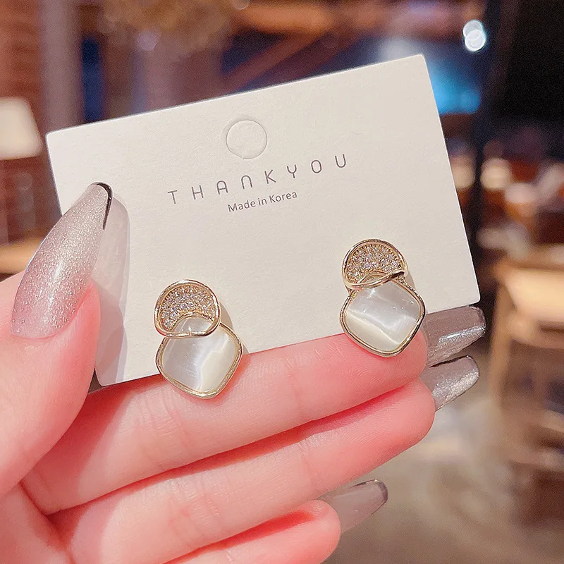Fashion Micro Inlaid Opal Stud Earrings for Women Korean 925 Silver Needle Metal Gold Plated Geometric Earrings Jewelry Gift New
Fashion Micro Inlaid Opal Stud Earrings for Women Korean 925 Silver Needle Metal Gold Plated Geometric Earrings Jewelry Gift New