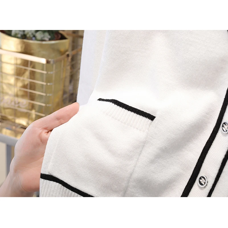 High Quality 2019 Women Sweater Autumn White/Black Single Breasted Cardigans Casual Long Sleeve V-neck Pockets Sweater Female
High Quality 2019 Women Sweater Autumn White/Black Single Breasted Cardigans Casual Long Sleeve V-neck Pockets Sweater Female
