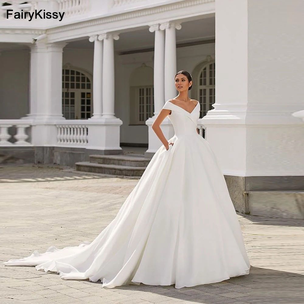 FairyKissy Princess Wedding Dresses Elegant A-Line Off Shoulder Bride Dress 2022 Backless Beach V Neck Wedding Gown Plus Size
FairyKissy Princess Wedding Dresses Elegant A-Line Off Shoulder Bride Dress 2022 Backless Beach V Neck Wedding Gown Plus Size