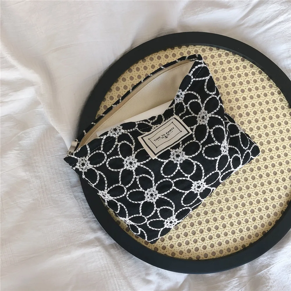 Vintage Embroidery Cotton Cosmetic Bag Korean Women Travel Cosmetic Pouch Beauty Storage Bags Make Up Women Elegant Clutch Bag
Vintage Embroidery Cotton Cosmetic Bag Korean Women Travel Cosmetic Pouch Beauty Storage Bags Make Up Women Elegant Clutch Bag