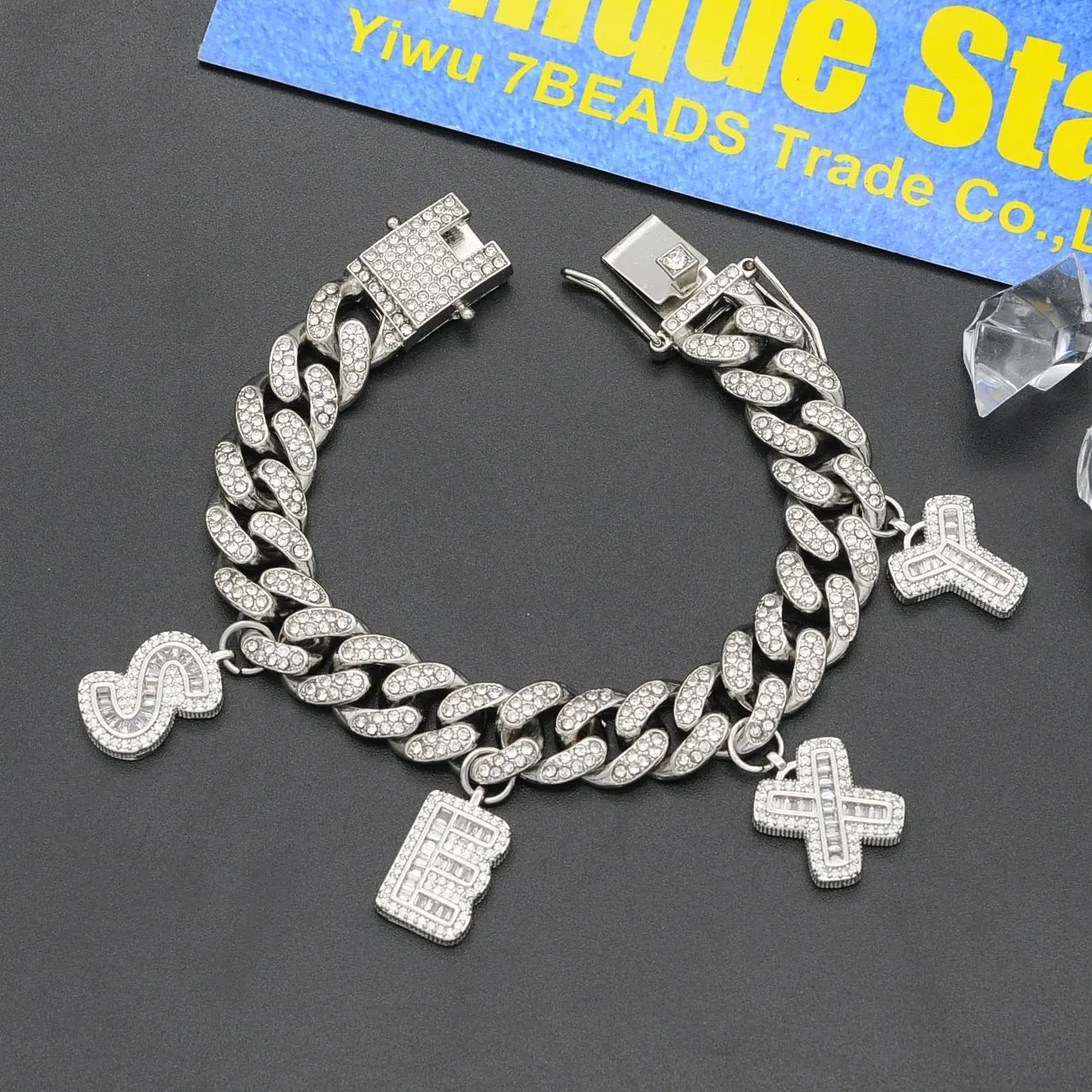 Luxury 100% CZ Zircon Hip Hop Iced Out Baby Letter Charms Bracelet Wholesale Unique Star Sexy Angel Bracelets Dropshipping
Luxury 100% CZ Zircon Hip Hop Iced Out Baby Letter Charms Bracelet Wholesale Unique Star Sexy Angel Bracelets Dropshipping