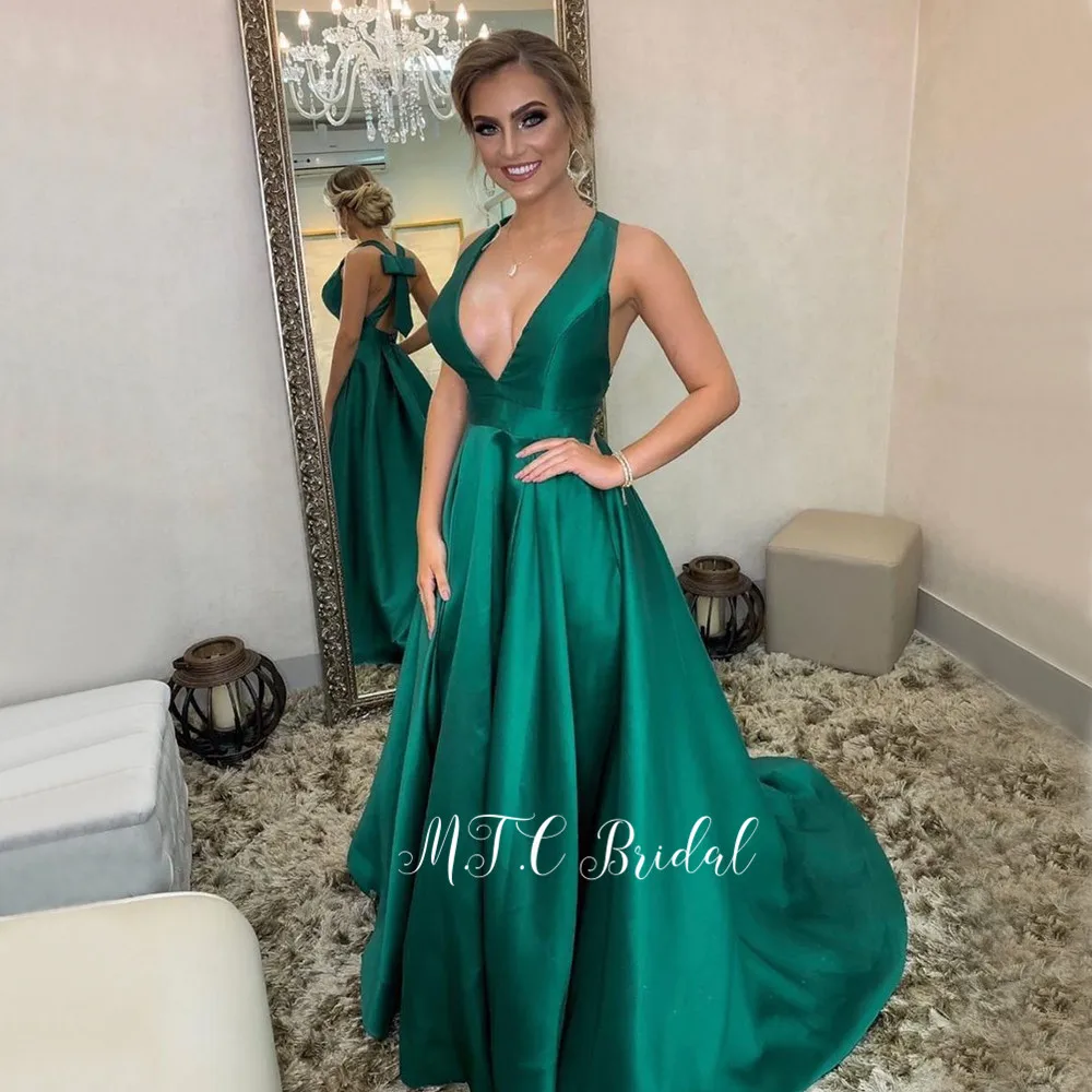 Long Simple Evening Dress V Neck Sweep Train A Line Dark Green Prom Gowns 2019 High Quality Women Party Dresses Robe De Soiree
Long Simple Evening Dress V Neck Sweep Train A Line Dark Green Prom Gowns 2019 High Quality Women Party Dresses Robe De Soiree