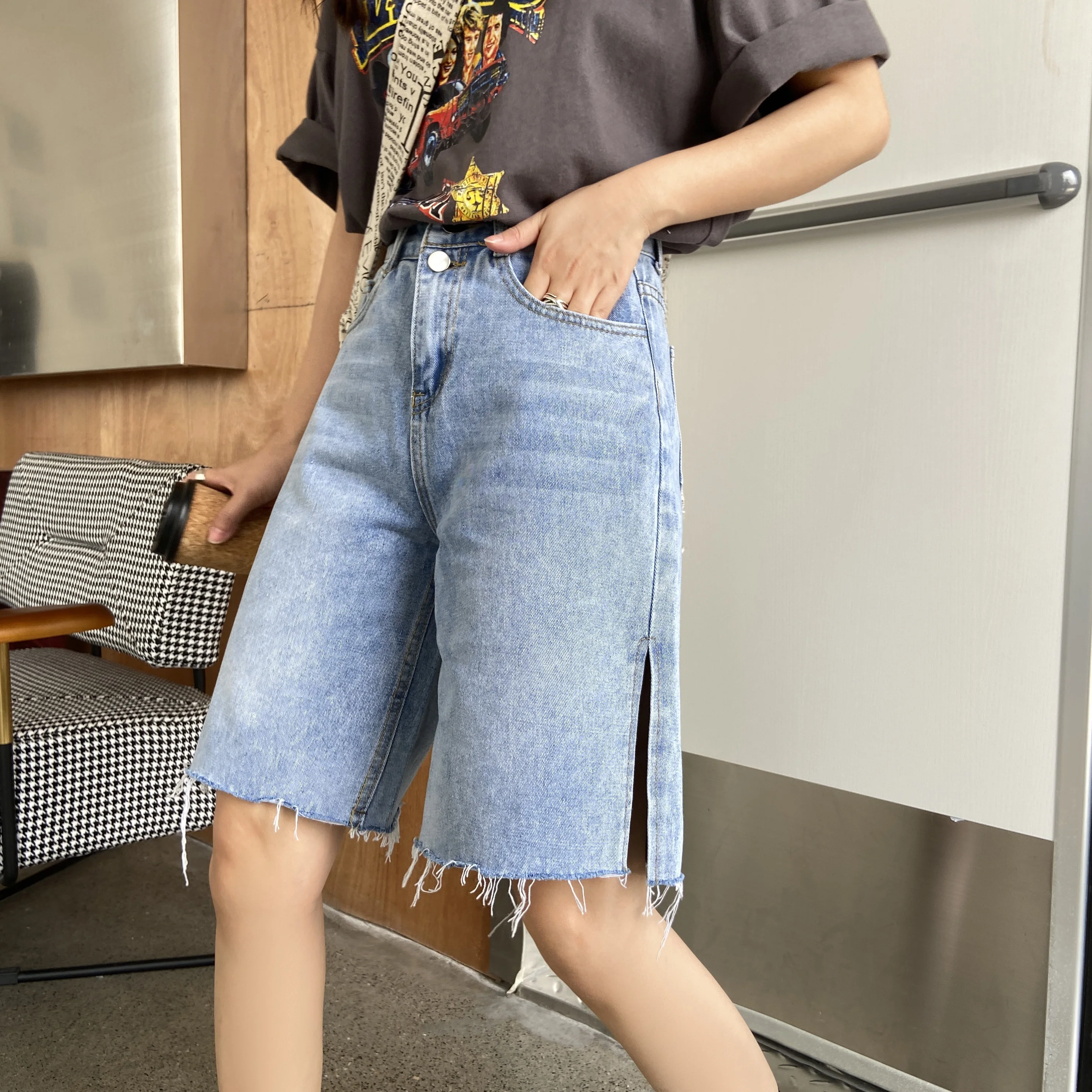 Women Streetwear Wide Leg Hole Blue Denim Shorts New Summer Retro Female High Waist Loose Tassel Ladies Jeans Shorts
Women Streetwear Wide Leg Hole Blue Denim Shorts New Summer Retro Female High Waist Loose Tassel Ladies Jeans Shorts