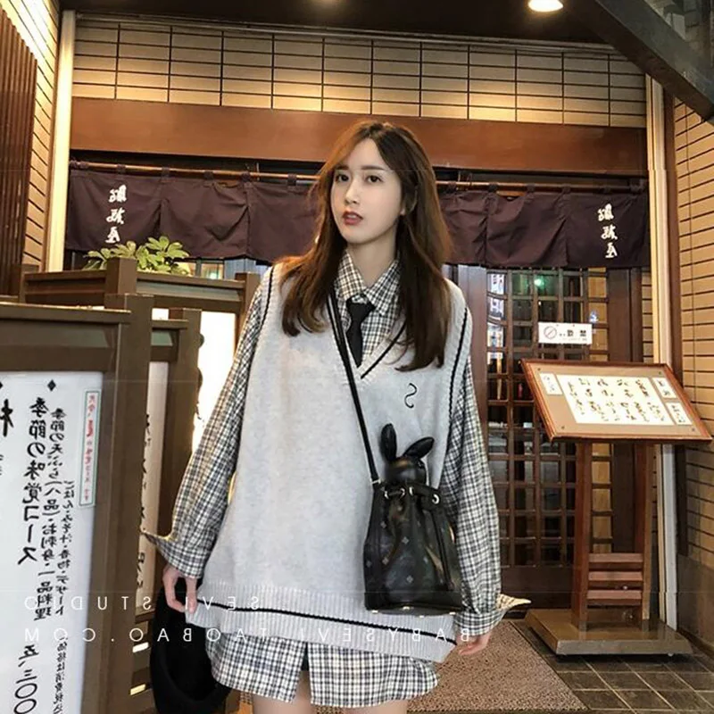 Vests Women Sleeveless Knitting Vintage All-match Striped V-Neck Girls School Letter Harajuku Streetwear Korean Style Womens New
Vests Women Sleeveless Knitting Vintage All-match Striped V-Neck Girls School Letter Harajuku Streetwear Korean Style Womens New