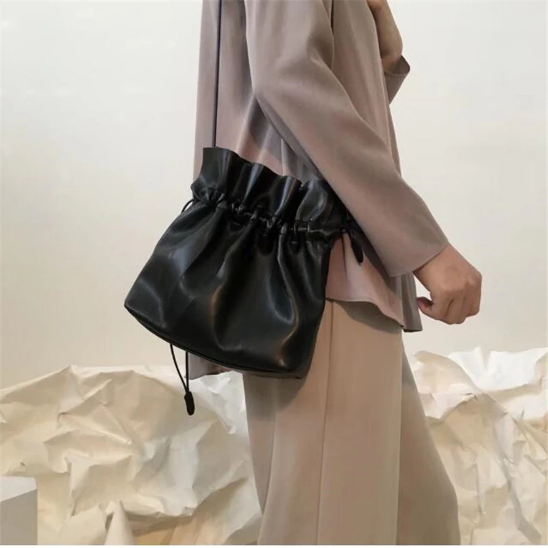 2021 Classic small Drawstring Shoulder Bag Fashion women Casual Leisure Quality Pu Leather Mini Cellphone Crossbody Bag Purses
2021 Classic small Drawstring Shoulder Bag Fashion women Casual Leisure Quality Pu Leather Mini Cellphone Crossbody Bag Purses
