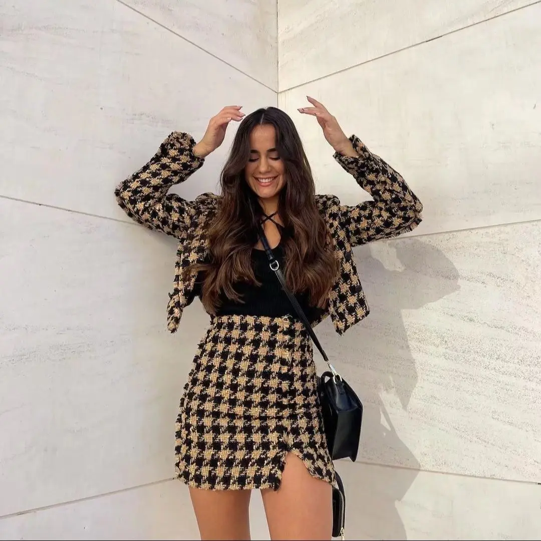 JUNWU Autumn Women's Brown Houndstooth Textured Suit Collar Short Blazer Cover Hips High Collar Frayed Skirt Suit Street Style
JUNWU Autumn Women's Brown Houndstooth Textured Suit Collar Short Blazer Cover Hips High Collar Frayed Skirt Suit Street Style