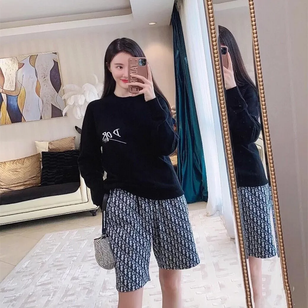 Couples who dress Women Long Sleeve Top Autumn New O-neck Sweatshirt Casual Female Loose Hoodies Datura Letter Pullover
Couples who dress Women Long Sleeve Top Autumn New O-neck Sweatshirt Casual Female Loose Hoodies Datura Letter Pullover
