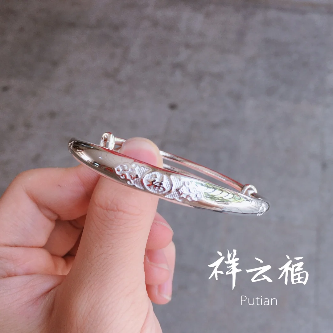 Double flutter auspicious cloud word blessing push-pull bracelet fashionable and generous
Double flutter auspicious cloud word blessing push-pull bracelet fashionable and generous