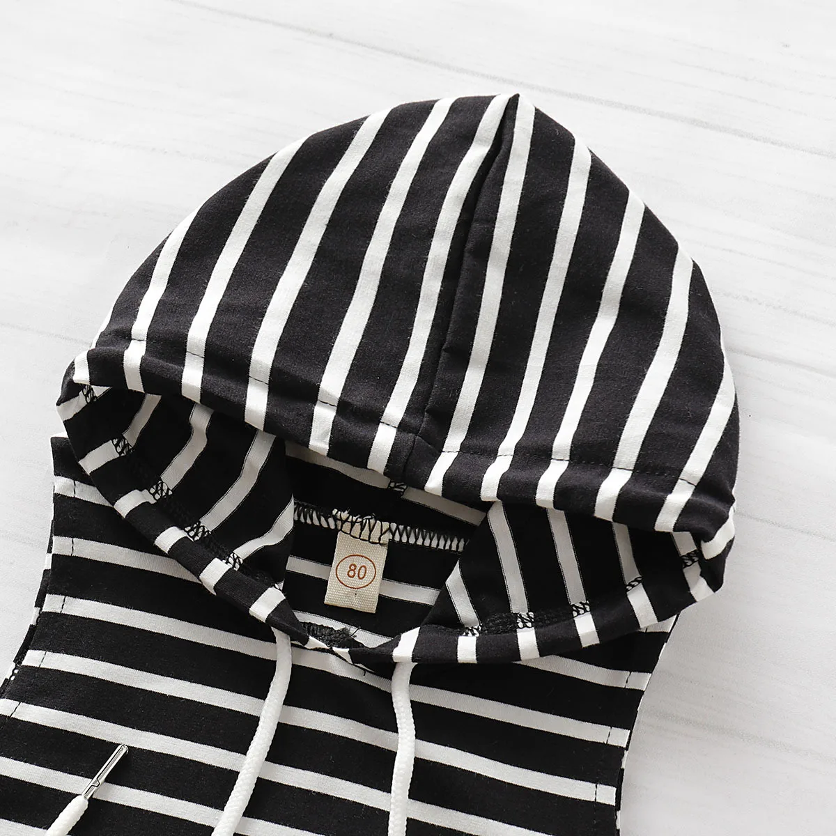 1-5T Cool in summer Boys Suit Sleeveless Striped Hooded Sweater + Solid Color Half Pants Two-piece Suit
1-5T Cool in summer Boys Suit Sleeveless Striped Hooded Sweater + Solid Color Half Pants Two-piece Suit