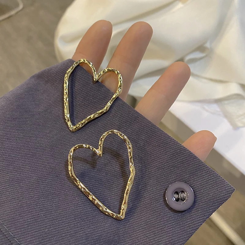 Korean Hollow Exaggerated Love Earrings S925 Silver Needle High-quality Metal Earrings Cold Wind Peach Heart Earrings
Korean Hollow Exaggerated Love Earrings S925 Silver Needle High-quality Metal Earrings Cold Wind Peach Heart Earrings