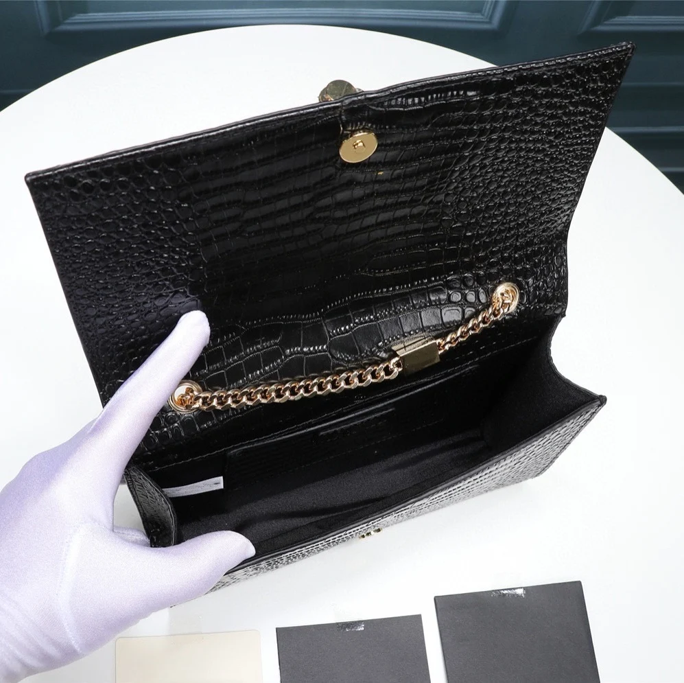 2021 luxury famous designer brand logo women's leather handbag high quality leather chain messenger bag
2021 luxury famous designer brand logo women's leather handbag high quality leather chain messenger bag