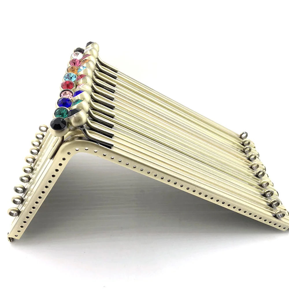 5PCS Right Angle Phone Bag Kiss Clasps Coin Purse Frames Clutch Crystal Head DIY Crafts Sewing Accessories 18.5cm 10 Colors
5PCS Right Angle Phone Bag Kiss Clasps Coin Purse Frames Clutch Crystal Head DIY Crafts Sewing Accessories 18.5cm 10 Colors