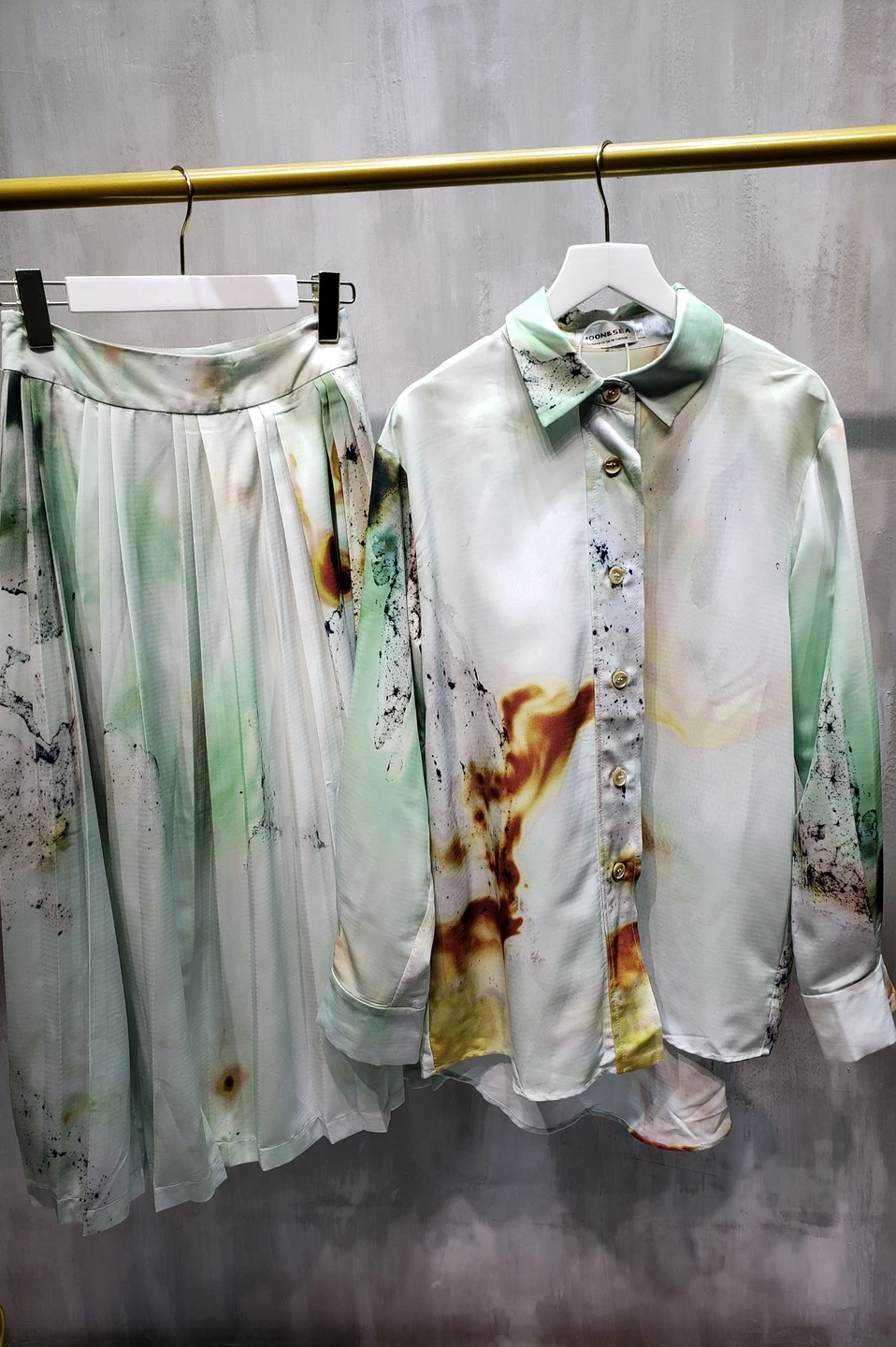 Chinese Style Design Sense Niche Printing National Fashion Large Size Shirt Big Hem Skirt Two-Piece Set Early Spring
Chinese Style Design Sense Niche Printing National Fashion Large Size Shirt Big Hem Skirt Two-Piece Set Early Spring