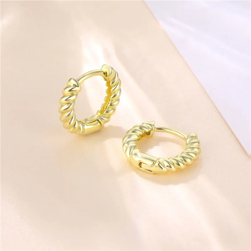 LOOXI NEW Types C Shape Twist Croissant Huggie Round Hoop Earrings for Women Ear Piercing European Fashion Jewelry Orecchini
LOOXI NEW Types C Shape Twist Croissant Huggie Round Hoop Earrings for Women Ear Piercing European Fashion Jewelry Orecchini