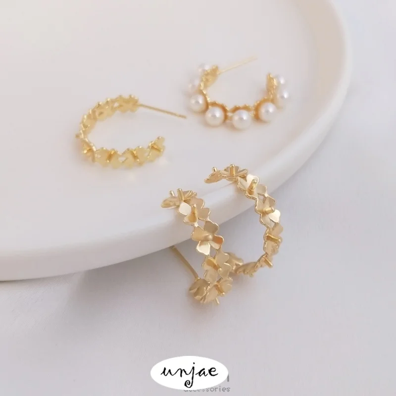 Color-preserving 14K gold C-shaped garland half-hole bead earrings 925 silver needle diy sticky bead earrings accessories
Color-preserving 14K gold C-shaped garland half-hole bead earrings 925 silver needle diy sticky bead earrings accessories