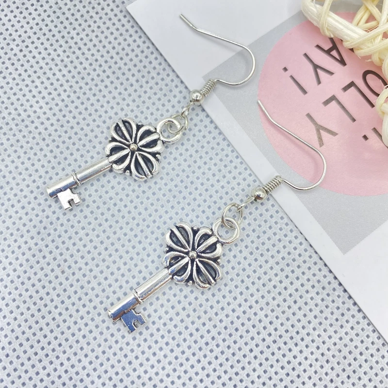 Fashion queen earrings new alloy with flower key-shaped earrings gifts for ladies 
Fashion queen earrings new alloy with flower key-shaped earrings gifts for ladies