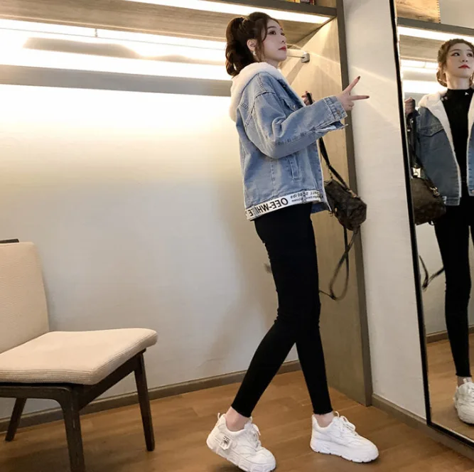 Autumn and winter 2021 new Korean version of fake two-piece stitching hooded plus cashmere denim jacket female jacket
Autumn and winter 2021 new Korean version of fake two-piece stitching hooded plus cashmere denim jacket female jacket