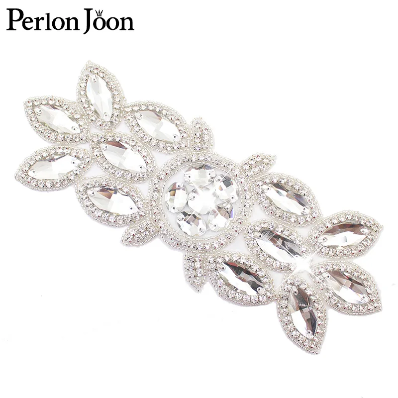 1PC glittering hand-stitched large oval glass crystal applique rhinestone patch ironed on the bridal belt decoration WH078
1PC glittering hand-stitched large oval glass crystal applique rhinestone patch ironed on the bridal belt decoration WH078