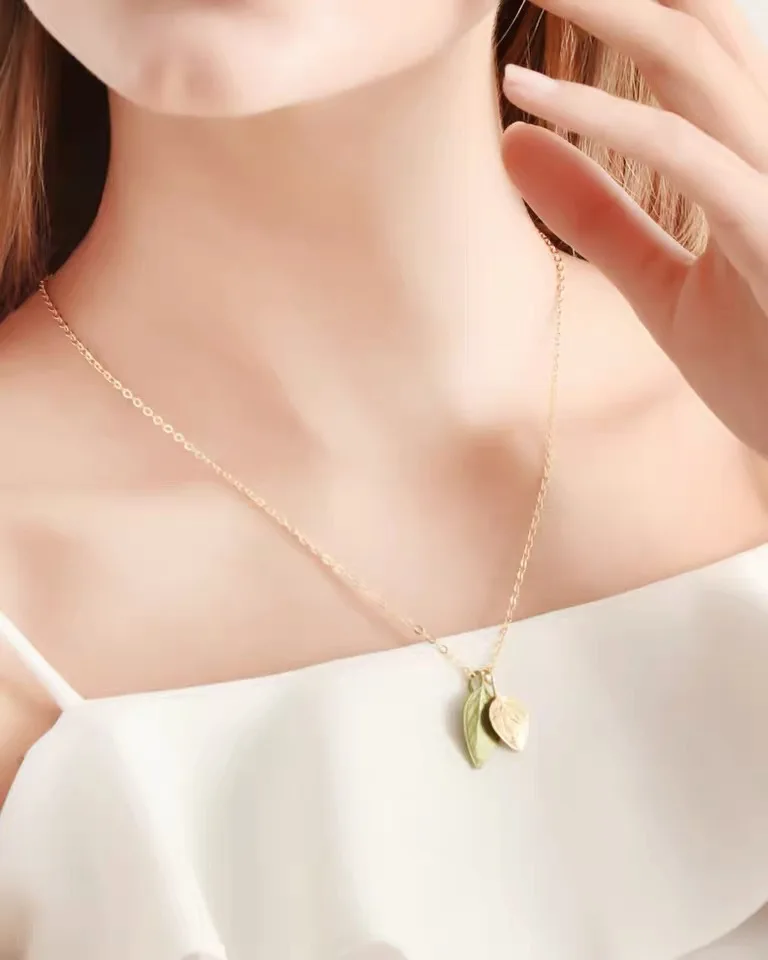 Fashion Natural Style Rolle Leaf Two-Bladed Painting Necklace Leaf Pendant 925 Tremella Hook Transport Accessories
Fashion Natural Style Rolle Leaf Two-Bladed Painting Necklace Leaf Pendant 925 Tremella Hook Transport Accessories