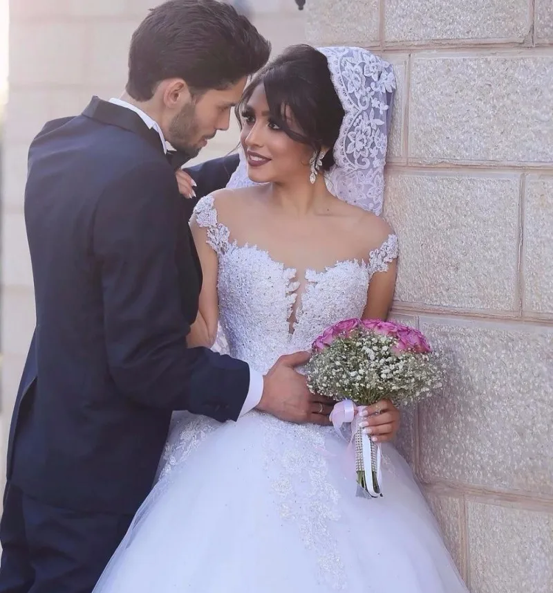 Luxury Dubai Arabic Dubai Wedding Dresses Lace ong Sleeves Sheer Neck Applique Court Train Wedding Bridal Gowns Formal
Luxury Dubai Arabic Dubai Wedding Dresses Lace ong Sleeves Sheer Neck Applique Court Train Wedding Bridal Gowns Formal
