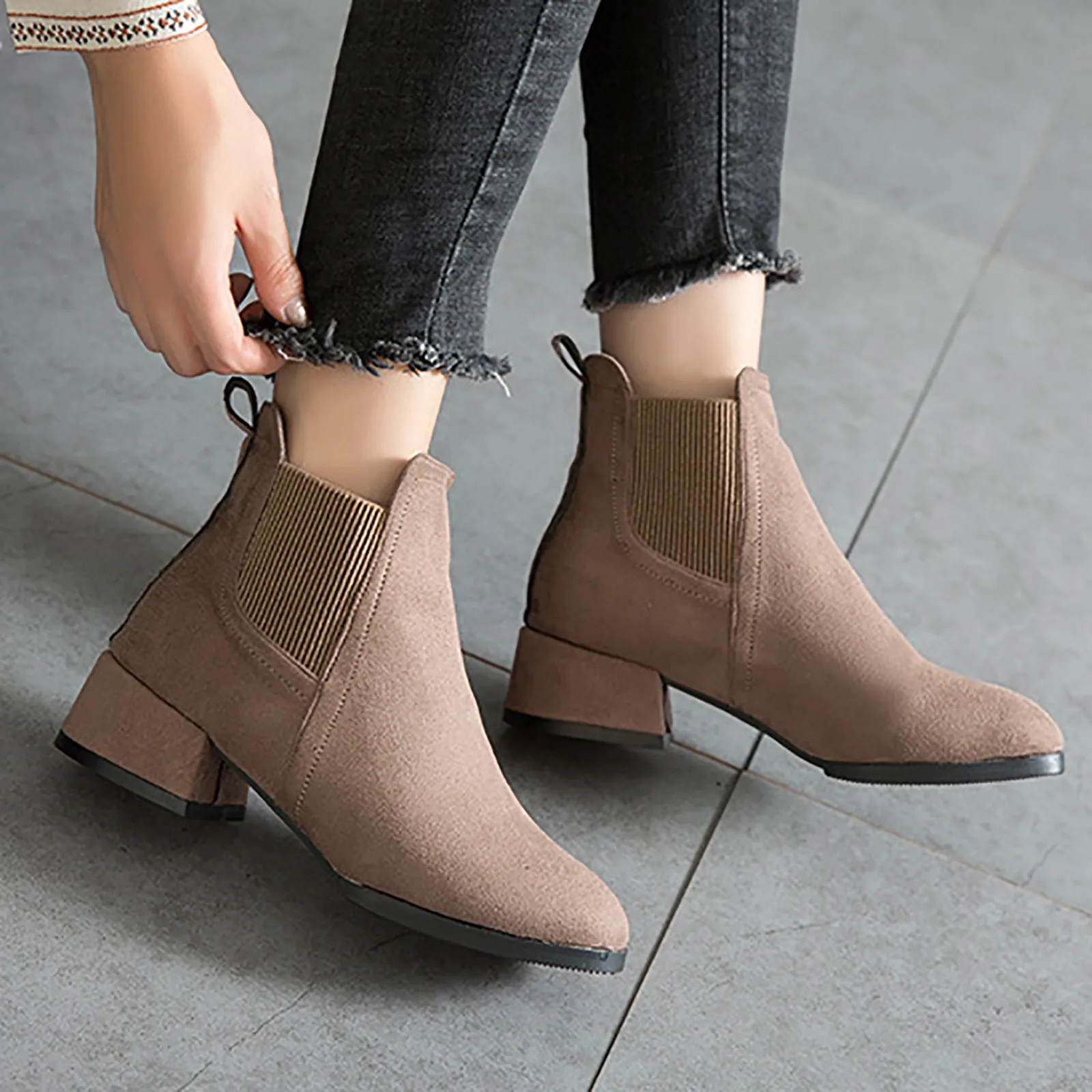 Women's Square Heel Round Toe Solid Pointed Toe Zipper Low Heel Short Boots Shoes Women's Autumn Boots bottine femme Fashion
Women's Square Heel Round Toe Solid Pointed Toe Zipper Low Heel Short Boots Shoes Women's Autumn Boots bottine femme Fashion