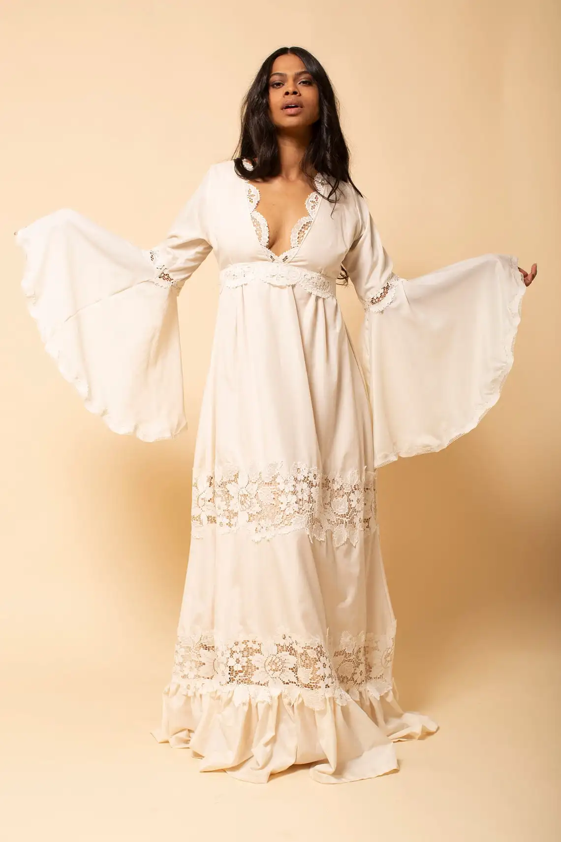 Bohemian A Line Wedding Dresses Bridal Gowns Lace Appliqued Deep V Neck Sweep Train Chiffon Long Sleeve Country Style Boho
Bohemian A Line Wedding Dresses Bridal Gowns Lace Appliqued Deep V Neck Sweep Train Chiffon Long Sleeve Country Style Boho