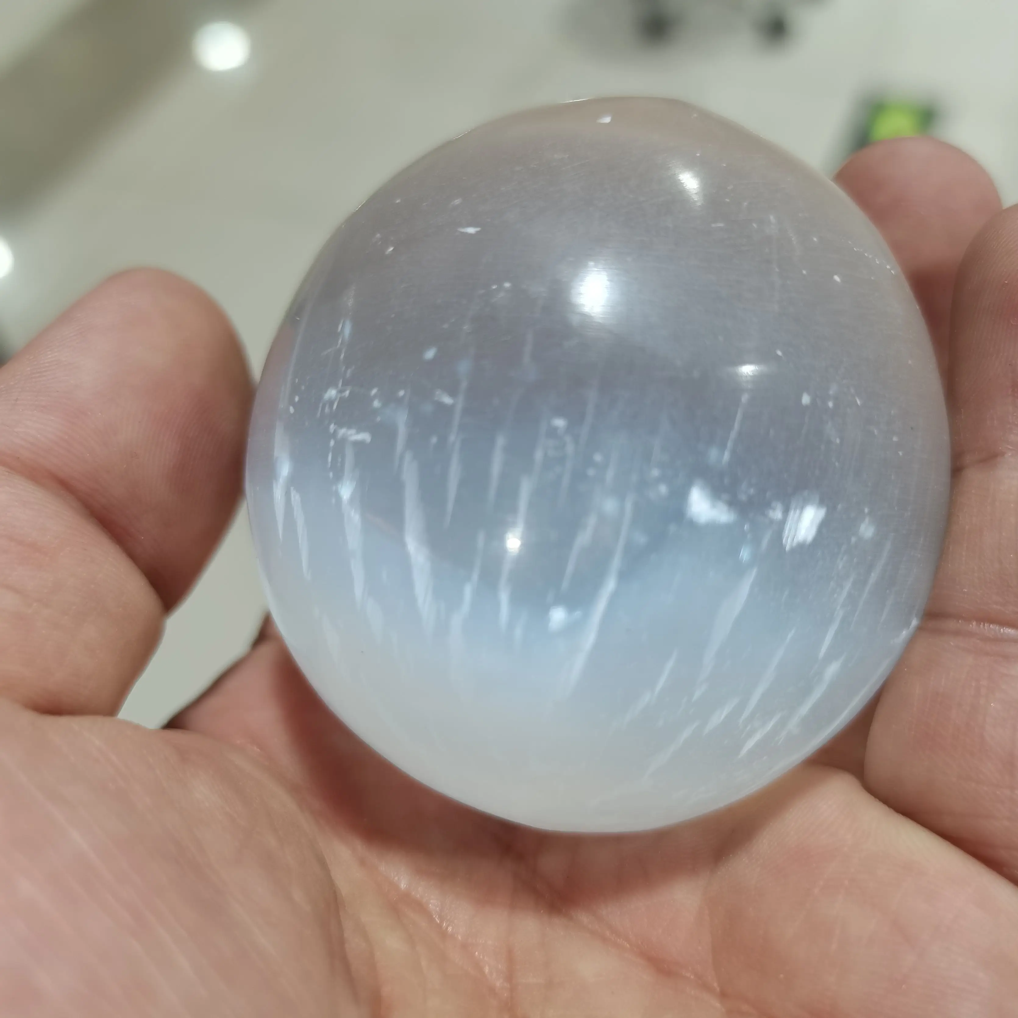 

1 шт. 60 мм натуральный белый селенит, опал, полированный кристалл, сферический камень, лечебный оригинальный гипс каменный массажер