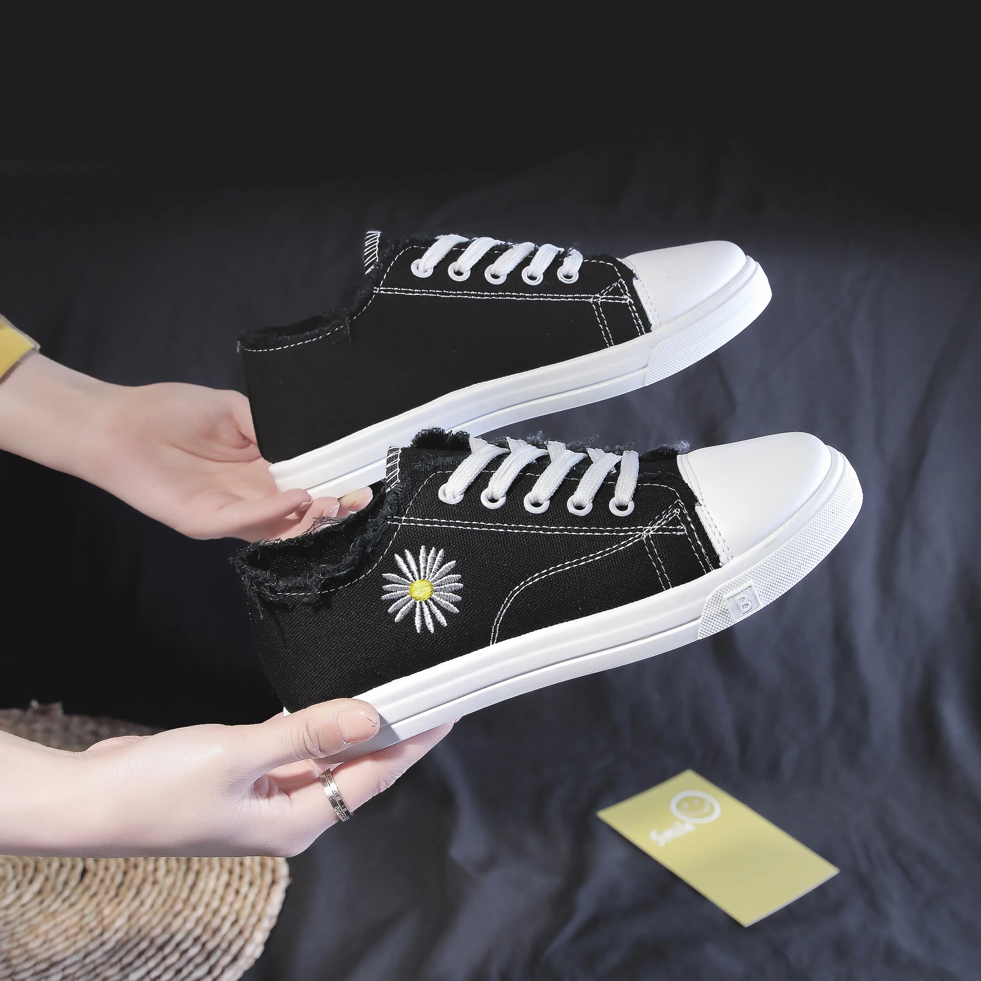 Fashion Lace-up Ladies Light Canvas Shoes Chunky Sneakers Women Shoes Autumn Lace-up Tennis Sports Shoes Women Vulcanized Shoes
Fashion Lace-up Ladies Light Canvas Shoes Chunky Sneakers Women Shoes Autumn Lace-up Tennis Sports Shoes Women Vulcanized Shoes