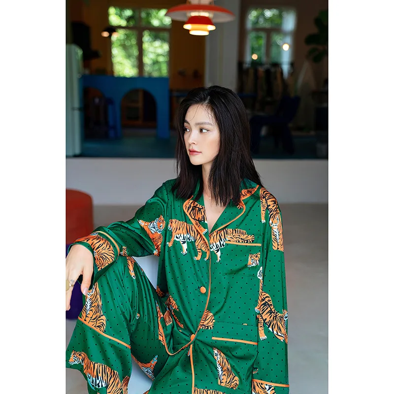 2021 Spring / Summer Ice Silk Women's Pajamas Tiger Printing Long Sleeve Trouser Suits 2 Piece Set Home Clothes Sexy Sleepwear
2021 Spring / Summer Ice Silk Women's Pajamas Tiger Printing Long Sleeve Trouser Suits 2 Piece Set Home Clothes Sexy Sleepwear