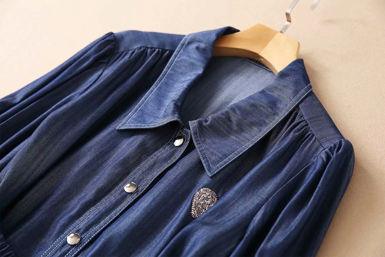 High European Fashion End Long Sleeve Denim Dress Lady Shirt Collar Crystal Belted Elastic Waist Front Button Vestidos
High European Fashion End Long Sleeve Denim Dress Lady Shirt Collar Crystal Belted Elastic Waist Front Button Vestidos