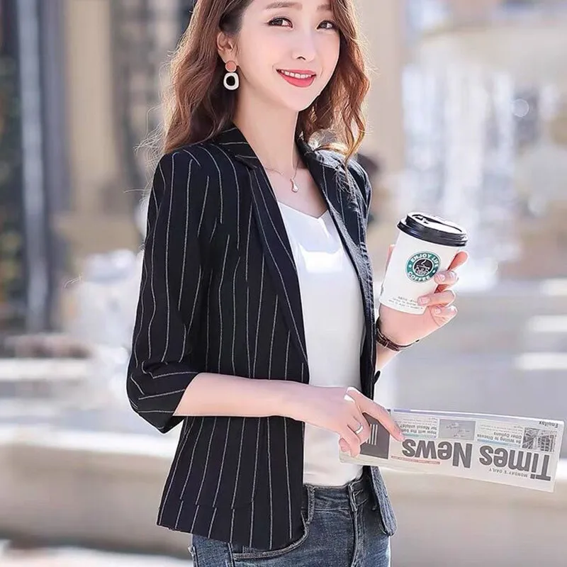 New Spring Summer Women's Jacket 2021 Black White Striped Fashion Jackets Suit Three Quarter Sleeve Single Button Female Coat
New Spring Summer Women's Jacket 2021 Black White Striped Fashion Jackets Suit Three Quarter Sleeve Single Button Female Coat