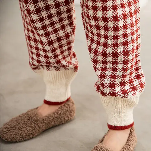 Women's new foreign style two-piece fashion autumn and winter loose knitted small fragrant style plaid sweater set
Women's new foreign style two-piece fashion autumn and winter loose knitted small fragrant style plaid sweater set