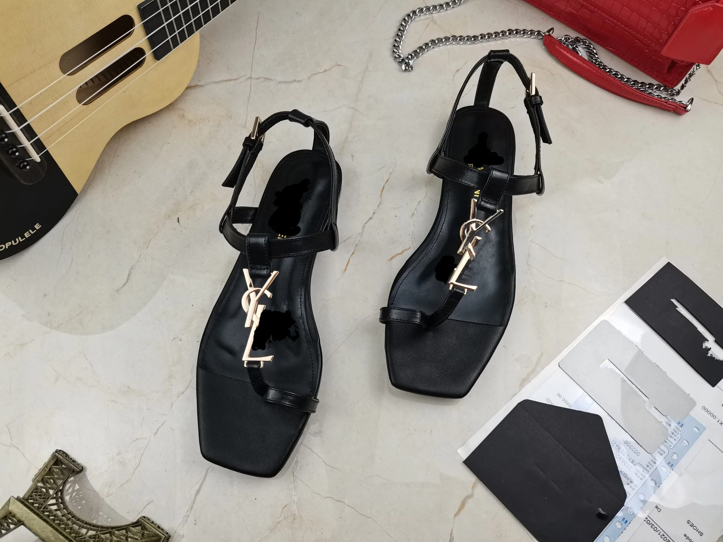 2021 new sexy metal letter buckle fashion all-match elegant temperament flat bottom ladies sandals LF-72
2021 new sexy metal letter buckle fashion all-match elegant temperament flat bottom ladies sandals LF-72