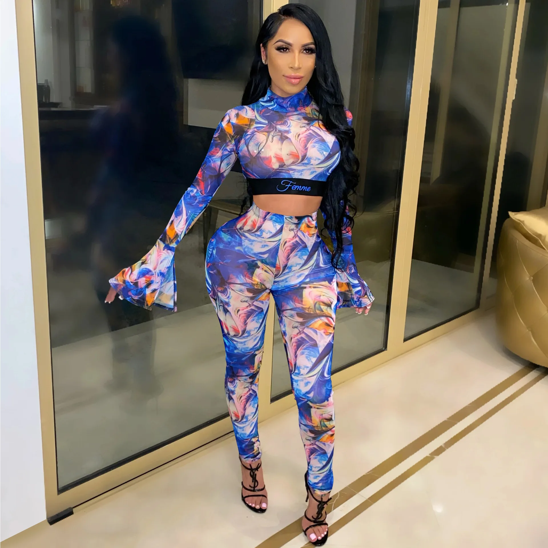 Retro fashion printed two-piece suit ladies spring 2021 sexy set head stand collar shorts top flared sleeve tight pants suit
Retro fashion printed two-piece suit ladies spring 2021 sexy set head stand collar shorts top flared sleeve tight pants suit