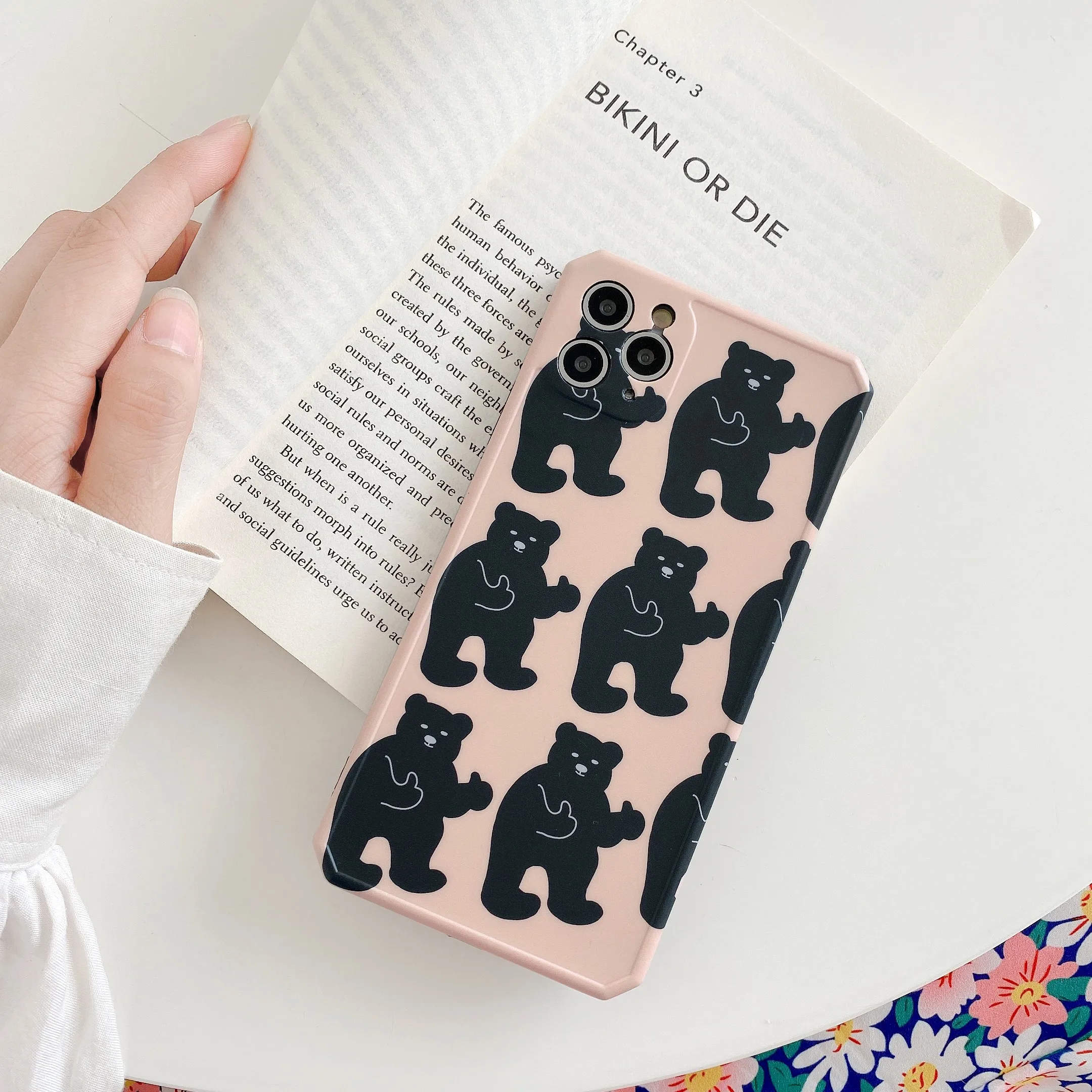 The pattern of arranging black bears is suitable for iPhone 11 and iPhone 12 series mobile phone cases
The pattern of arranging black bears is suitable for iPhone 11 and iPhone 12 series mobile phone cases