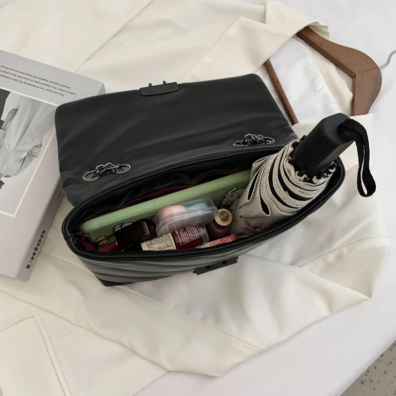 Black Luxury Women Chain Tote Square Bag with Lock Fashion Thread Solid Color PU Shoulder Bag Portable Female Diagonal Tote Bags 
Black Luxury Women Chain Tote Square Bag with Lock Fashion Thread Solid Color PU Shoulder Bag Portable Female Diagonal Tote Bags