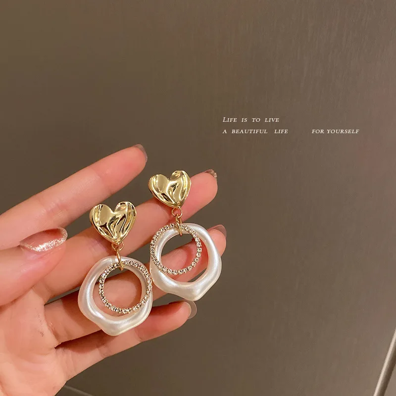 925 Silver Needle Korean Pearl Diamond Inlaid Love Geometric Circle Fashion Fresh Temperament Personalized Earrings
925 Silver Needle Korean Pearl Diamond Inlaid Love Geometric Circle Fashion Fresh Temperament Personalized Earrings