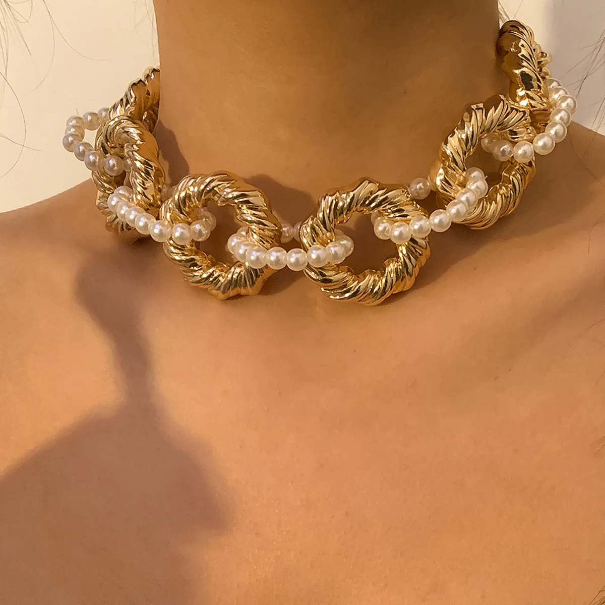 New accessories exaggerate thick ring circle chain necklace vintage imitation pearl buckle collarbone chain necklace for ladies
New accessories exaggerate thick ring circle chain necklace vintage imitation pearl buckle collarbone chain necklace for ladies