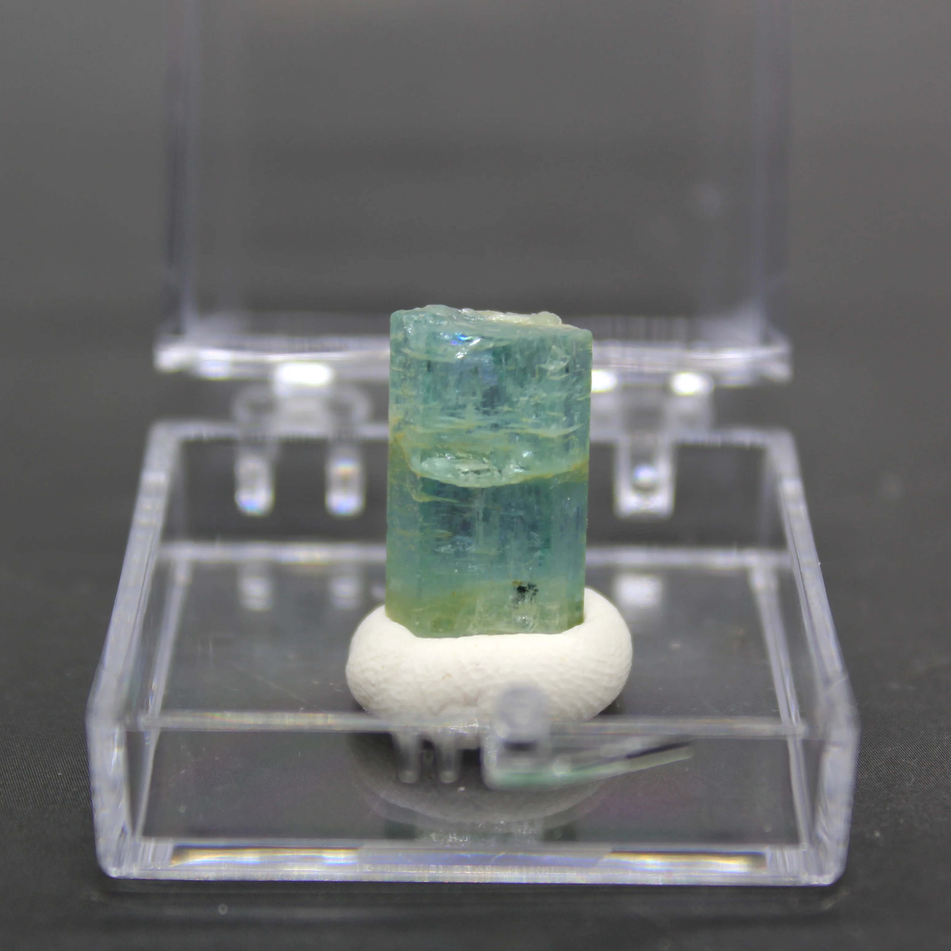 100% Rare Natural Pakistan Aquamarine gem Mineral specimen stones and crystals healing crystals quartz gemstones box size 3.4 cm
100% Rare Natural Pakistan Aquamarine gem Mineral specimen stones and crystals healing crystals quartz gemstones box size 3.4 cm