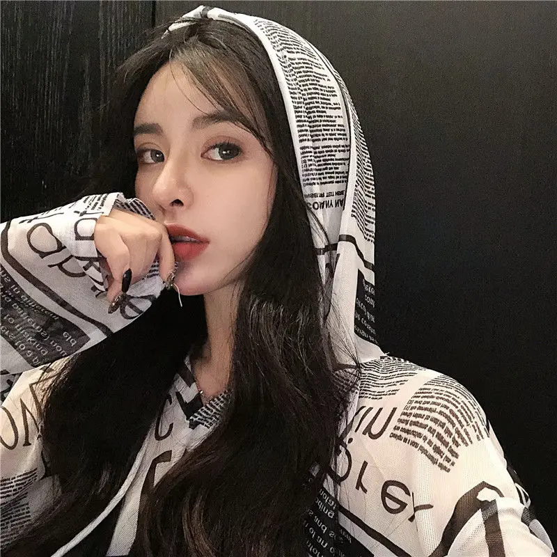 Sunscreen women's 2021 new graffiti printing loose slim Joker hooded back hollow thin tide
Sunscreen women's 2021 new graffiti printing loose slim Joker hooded back hollow thin tide