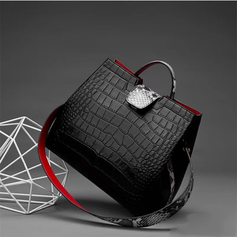 2021 New Fashion Crocodile Grain Leather Hit Color One Shoulder Handbag for Ladies All-match Large-capacity Messenger Bag Cc Gg 
2021 New Fashion Crocodile Grain Leather Hit Color One Shoulder Handbag for Ladies All-match Large-capacity Messenger Bag Cc Gg