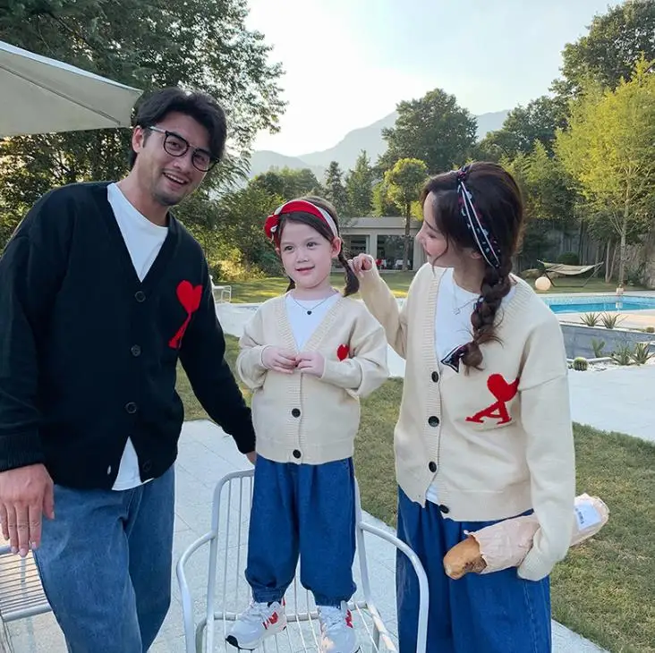 A Family of Three Knitted Cardigans Family Matching Outfits Fall Winter Daddy Mom&Daughter V Neck Sweater Family Looking Clothes
A Family of Three Knitted Cardigans Family Matching Outfits Fall Winter Daddy Mom&Daughter V Neck Sweater Family Looking Clothes