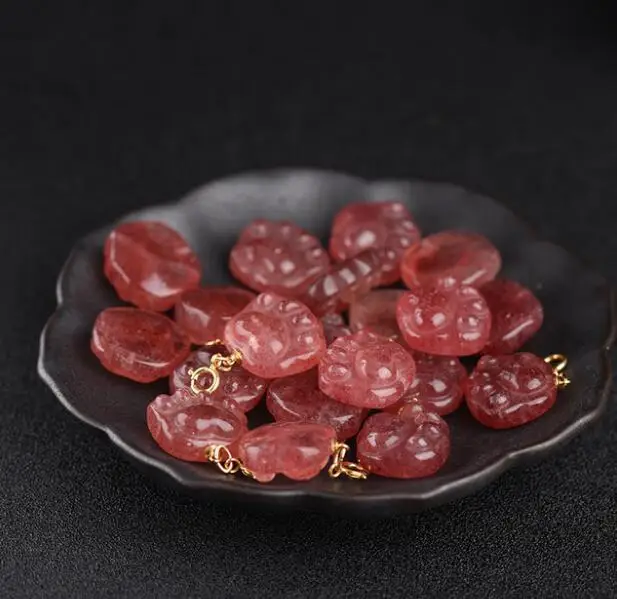 Cat claw pendant natural pigeon blood strawberry crystal pendant lucky cat claw accessories beaded back cloud DIY jewelry 
Cat claw pendant natural pigeon blood strawberry crystal pendant lucky cat claw accessories beaded back cloud DIY jewelry