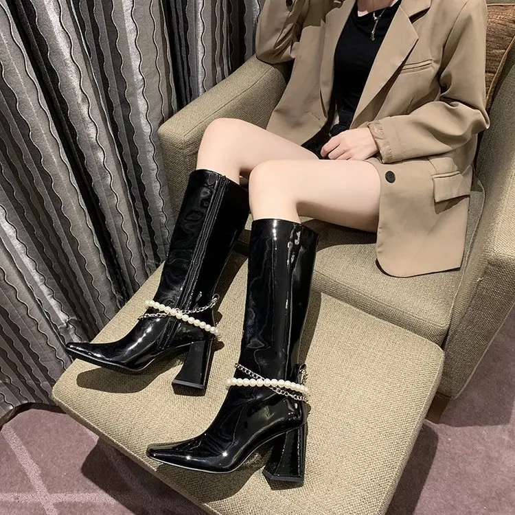 Women's boots for fall/winter 2021 new square toe patent leather high-heeled fashion boots pearl chain thick heel
Women's boots for fall/winter 2021 new square toe patent leather high-heeled fashion boots pearl chain thick heel
