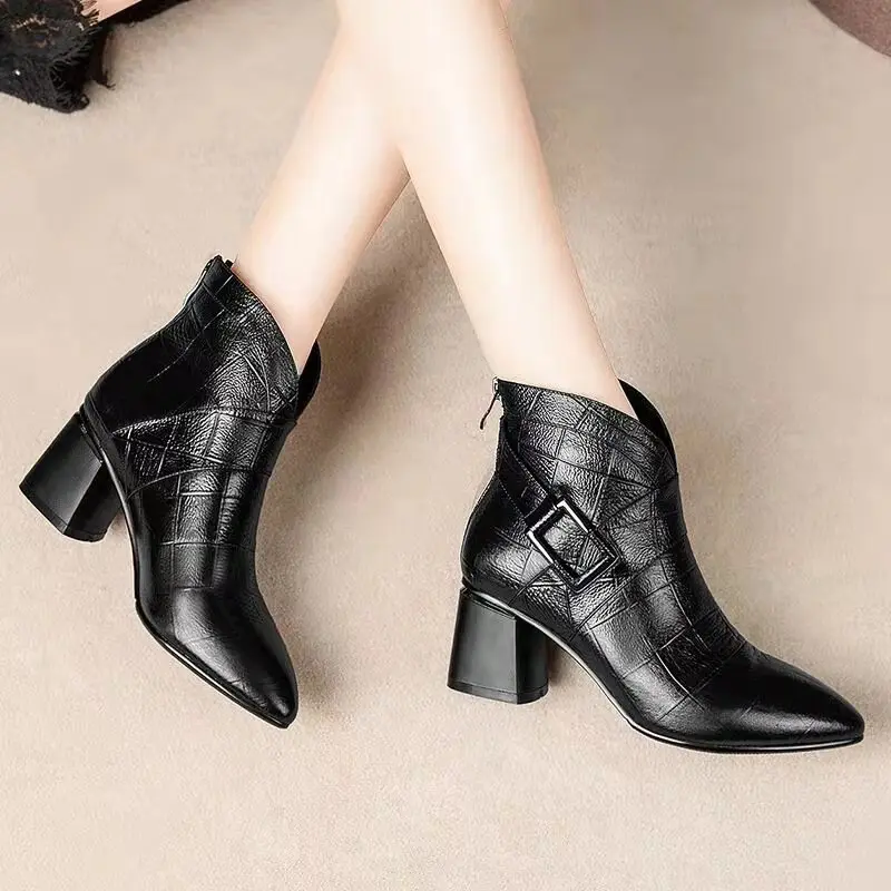 Autumn and new Korean Short boots women's winter 2021 thick heel Plush boots leather fashion high heel pointed women's
Autumn and new Korean Short boots women's winter 2021 thick heel Plush boots leather fashion high heel pointed women's