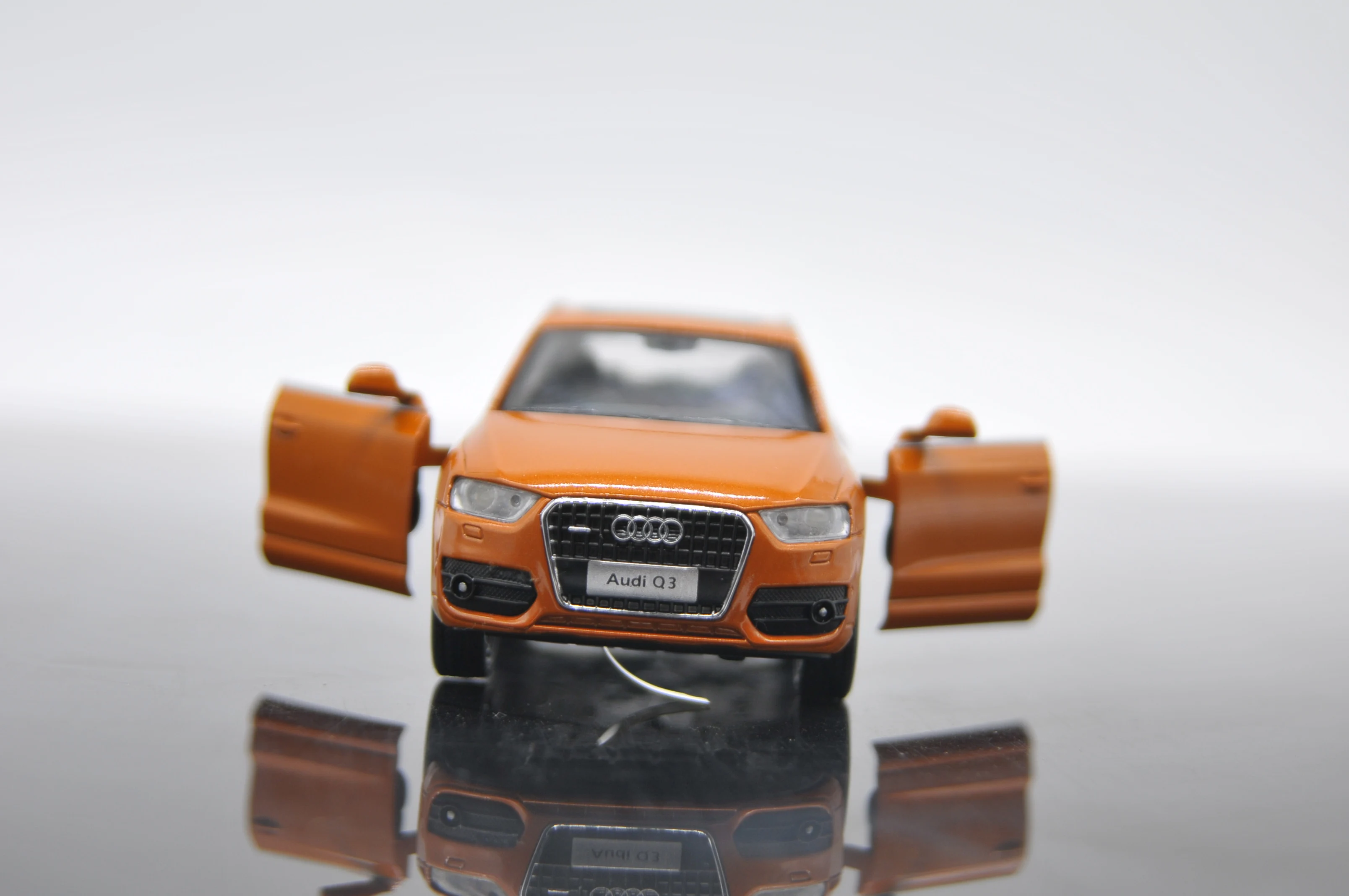 Модель автомобиля Audi Q3 1/32 имитация подсветсветильник литой Сплав модель |