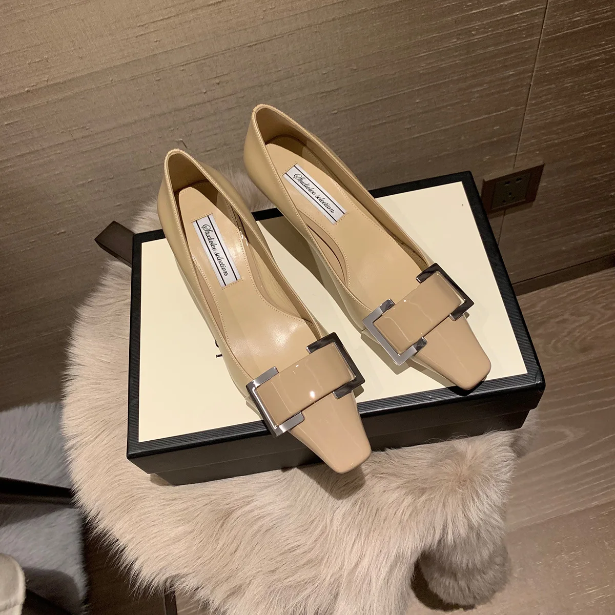 2021 spring and autumn square head small fragrant wind fine heel patent leather high heel shallow mouth square button female
2021 spring and autumn square head small fragrant wind fine heel patent leather high heel shallow mouth square button female