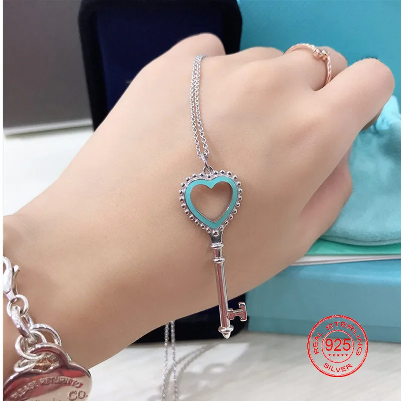 1:1 Sterling Silver Classic Blue Enamel Heart-shaped Key Necklace Sweater Chain Pendant Valentine's Day Gift
1:1 Sterling Silver Classic Blue Enamel Heart-shaped Key Necklace Sweater Chain Pendant Valentine's Day Gift