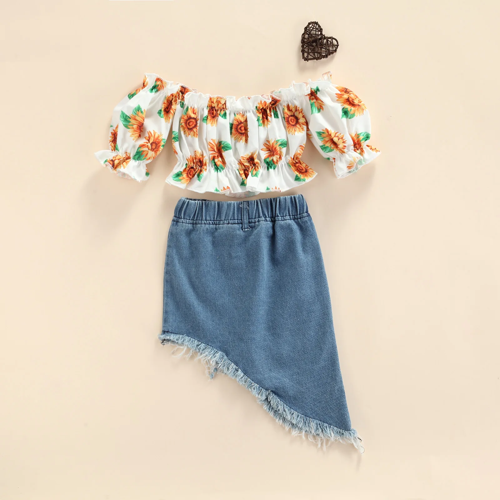 2021 Fashion Toddler Clothing Kids Girls Off Shoulder Short Sleeve Sunflower Tops Ripped Denim Skirt 2pcs Outfits Sets for 1-6Y
2021 Fashion Toddler Clothing Kids Girls Off Shoulder Short Sleeve Sunflower Tops Ripped Denim Skirt 2pcs Outfits Sets for 1-6Y