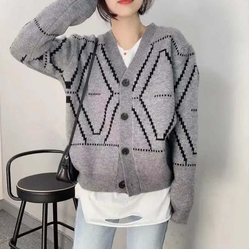 2021 black and white diamond check single breasted cardigan loose jacket retro early spring new women's sweater T-shirt
2021 black and white diamond check single breasted cardigan loose jacket retro early spring new women's sweater T-shirt